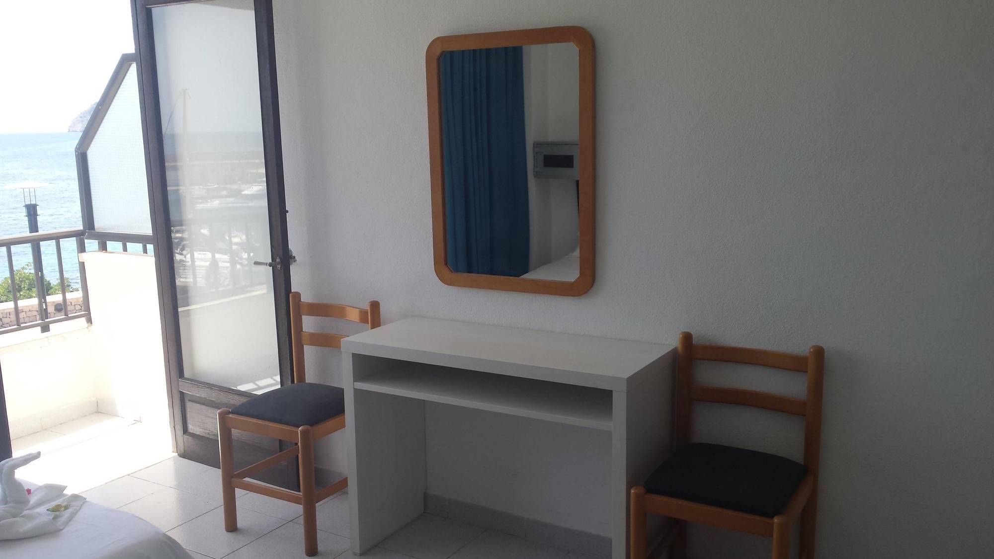 Hostal Port Corona Cala Ratjada  Esterno foto