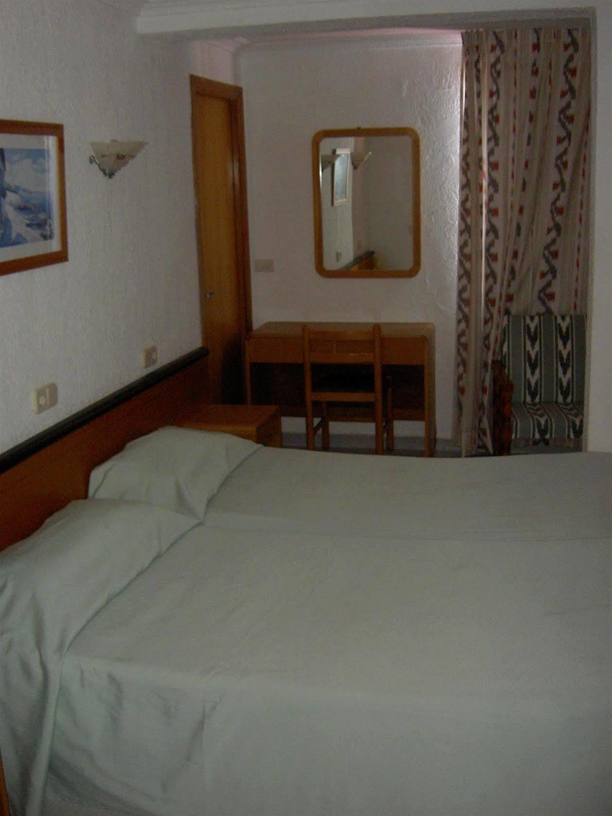 Hostal Port Corona Cala Ratjada  Esterno foto